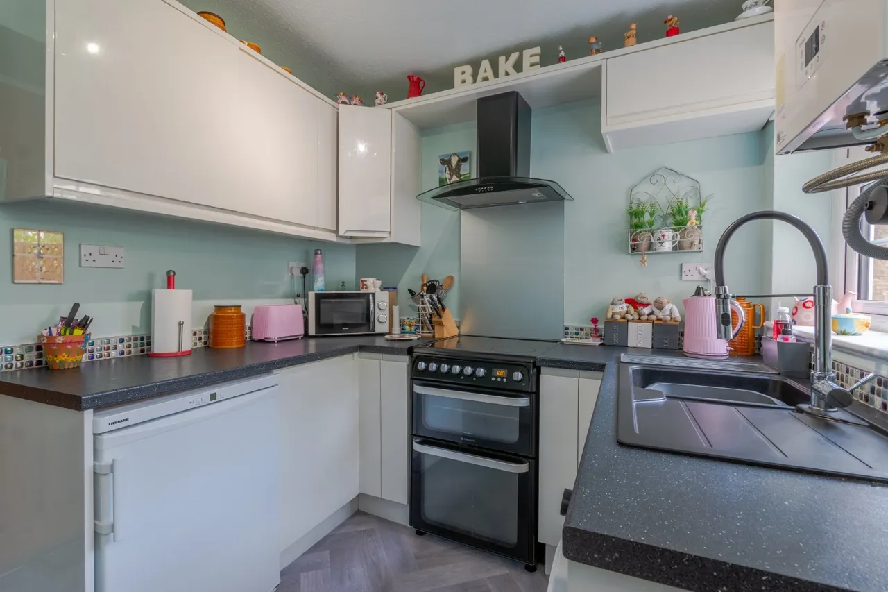 Main Street, Cottingley, BD16, photo 6