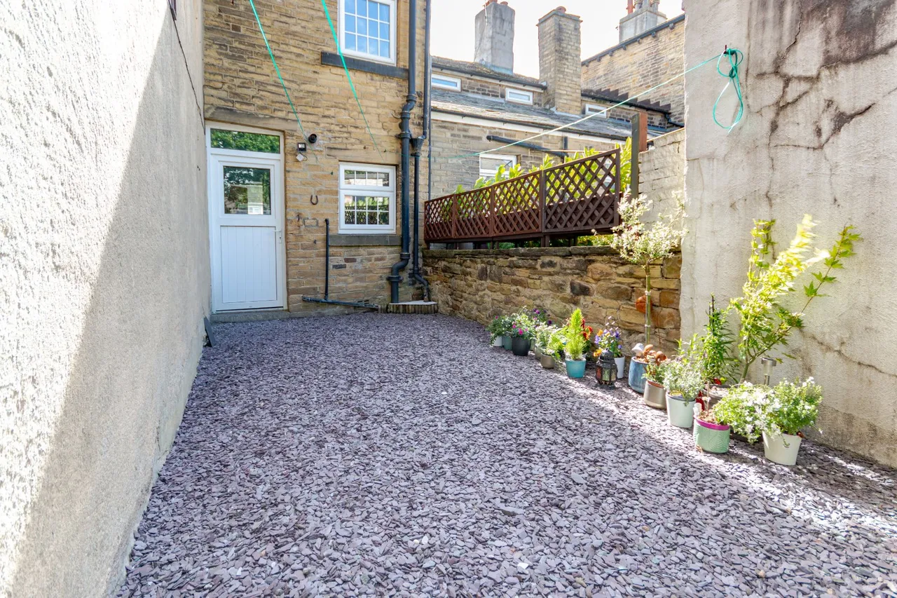 Main Street, Cottingley, BD16, photo 14