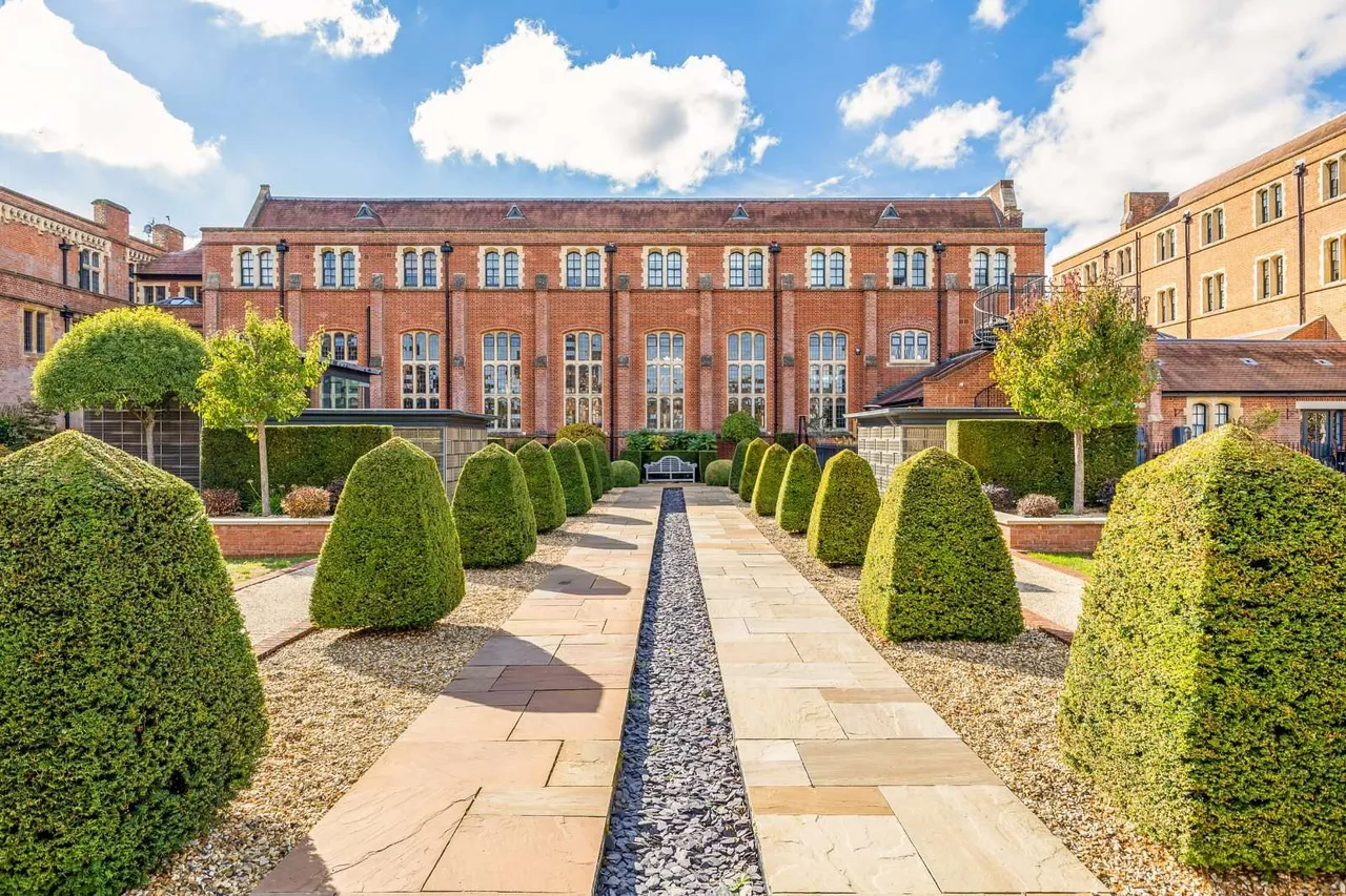4 bed flat for sale, Abbey Gardens, Upper Woolhampton, RG7