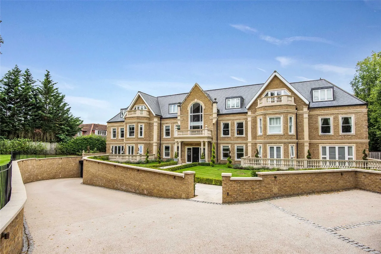 3 bed flat to rent — Cockfosters Road, Hadley Wood, Hertfordshire, EN4 0JT