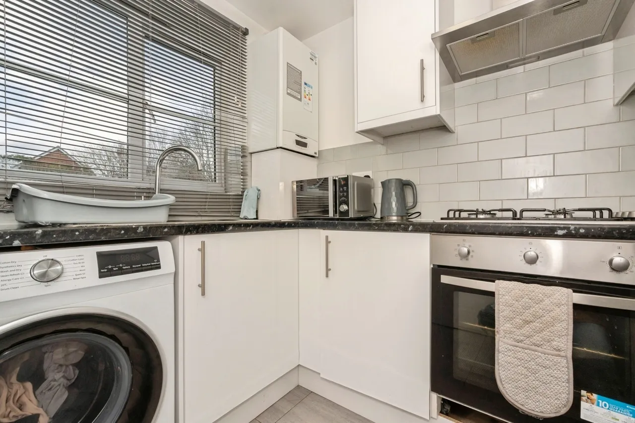 Sewell Close, Chafford Hundred, Grays, Essex, RM16, photo 4