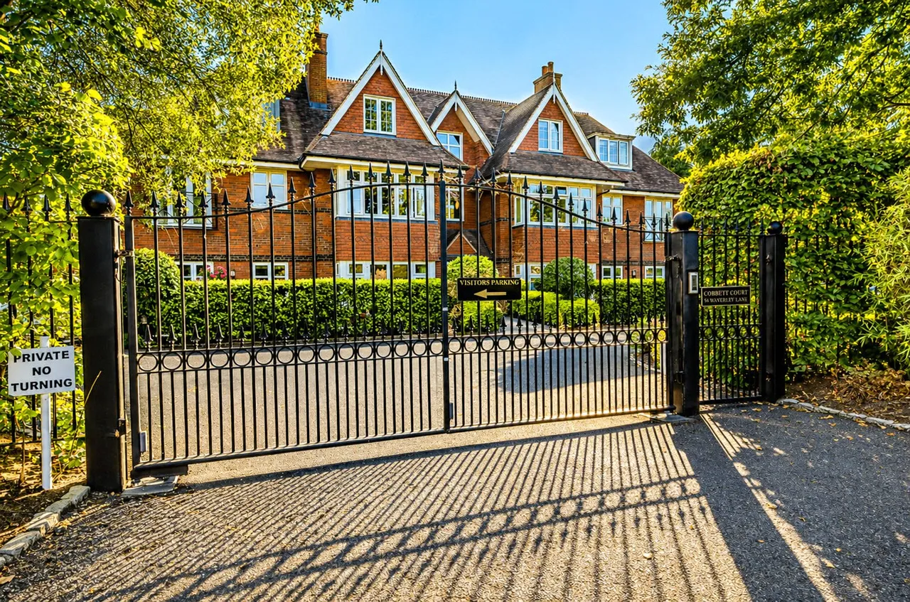 2 bed flat for sale, Waverley Lane, Farnham, GU9