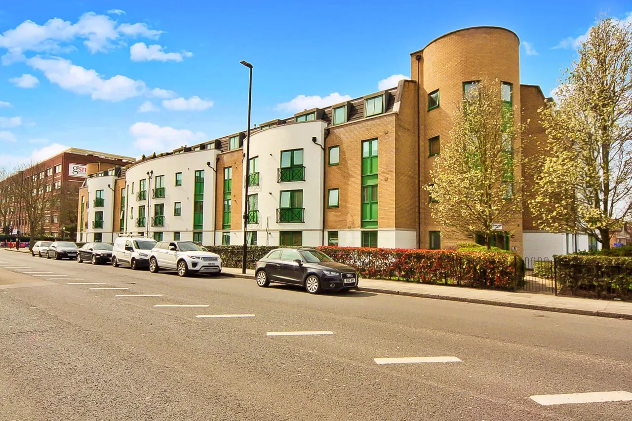 2 bed flat for sale, Greenford Road, Greenford, UB6