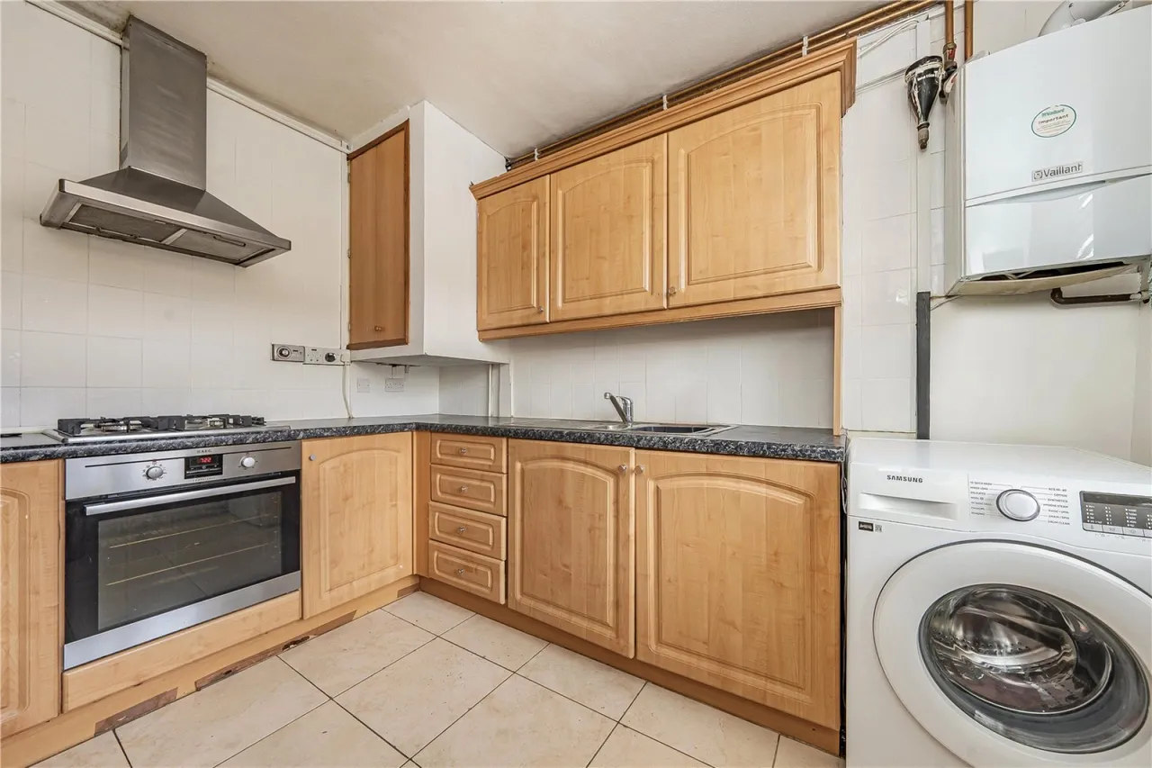 Frensham Drive, London, photo 4