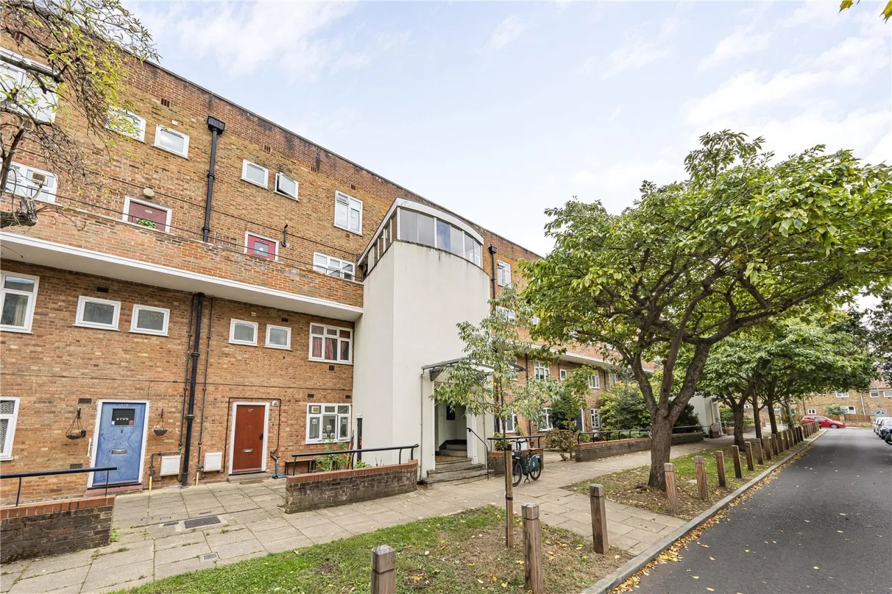 2 bed flat for sale, Frensham Drive, London