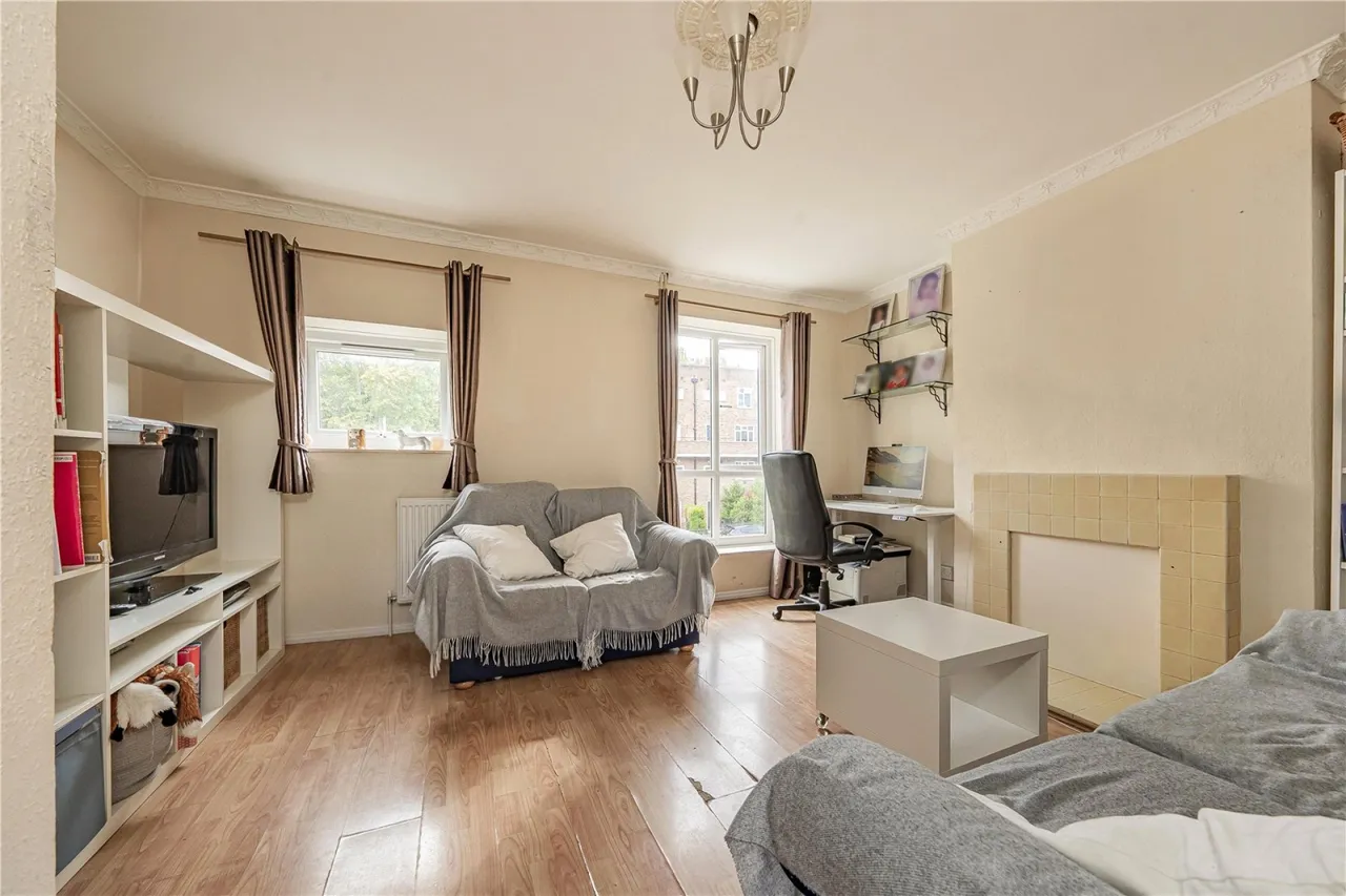 Frensham Drive, London, photo 2