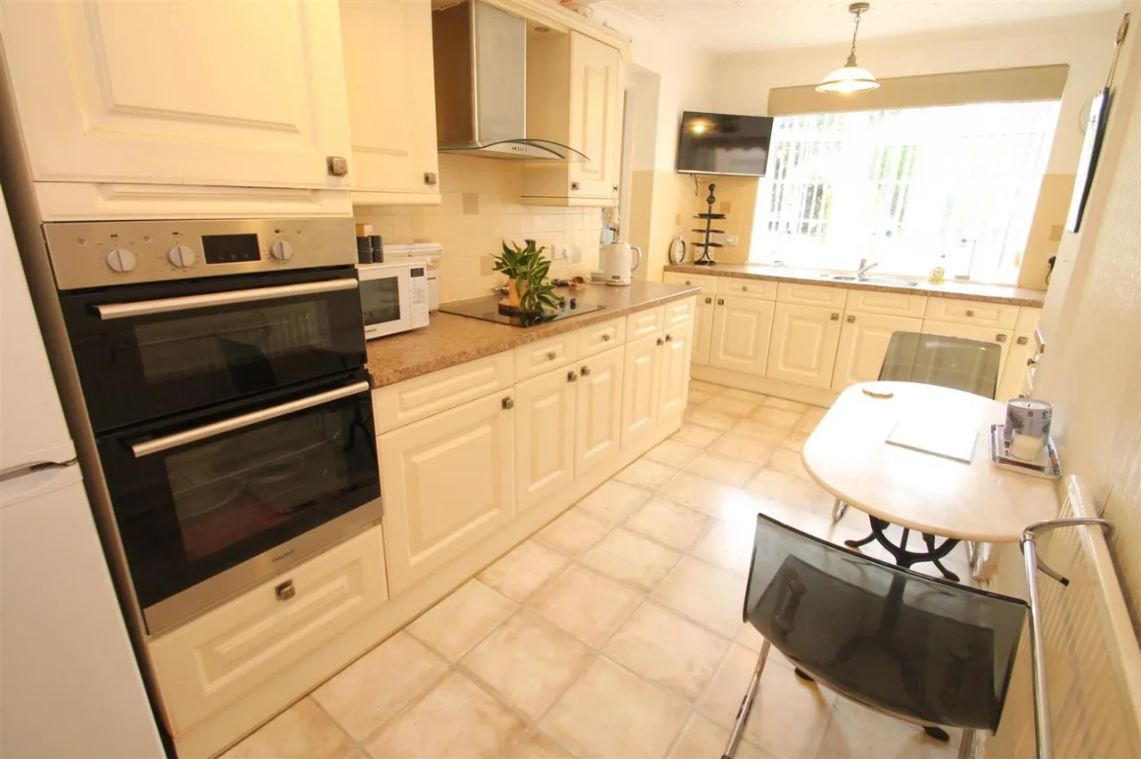 Summerfields Avenue, Halesowen, photo 3