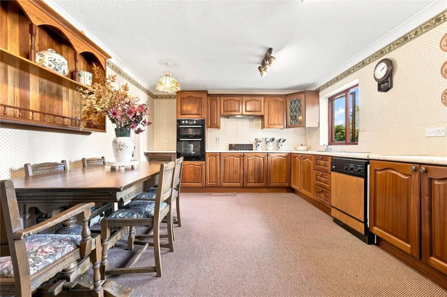 with 5 bedrooms in Castle Camps, CB21, photo 2