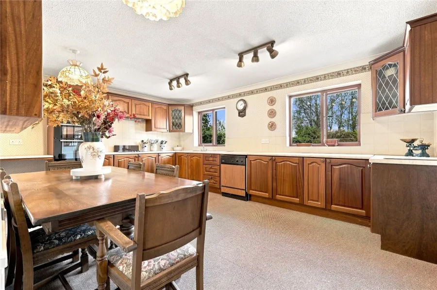 with 5 bedrooms in Castle Camps, CB21, photo 5