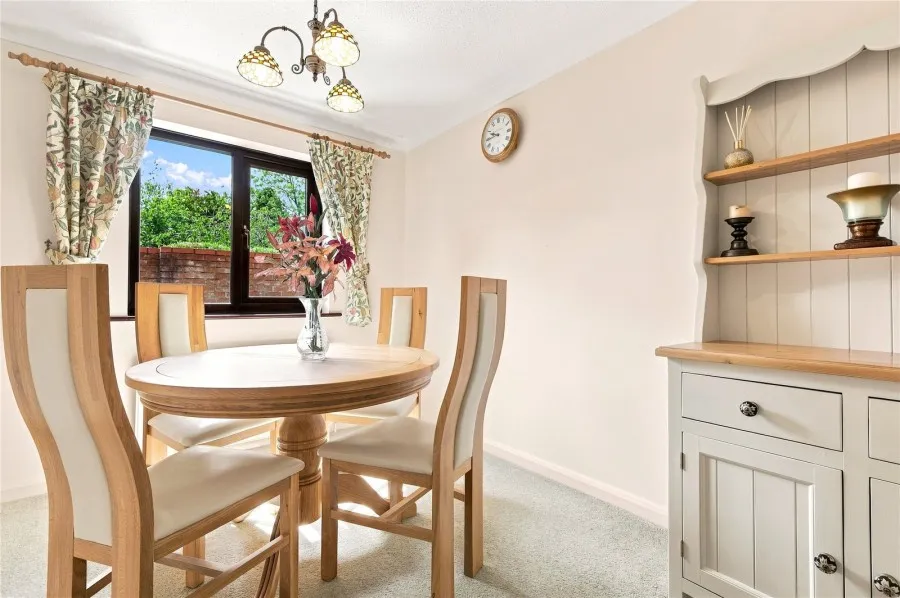 with 5 bedrooms in Castle Camps, CB21, photo 3
