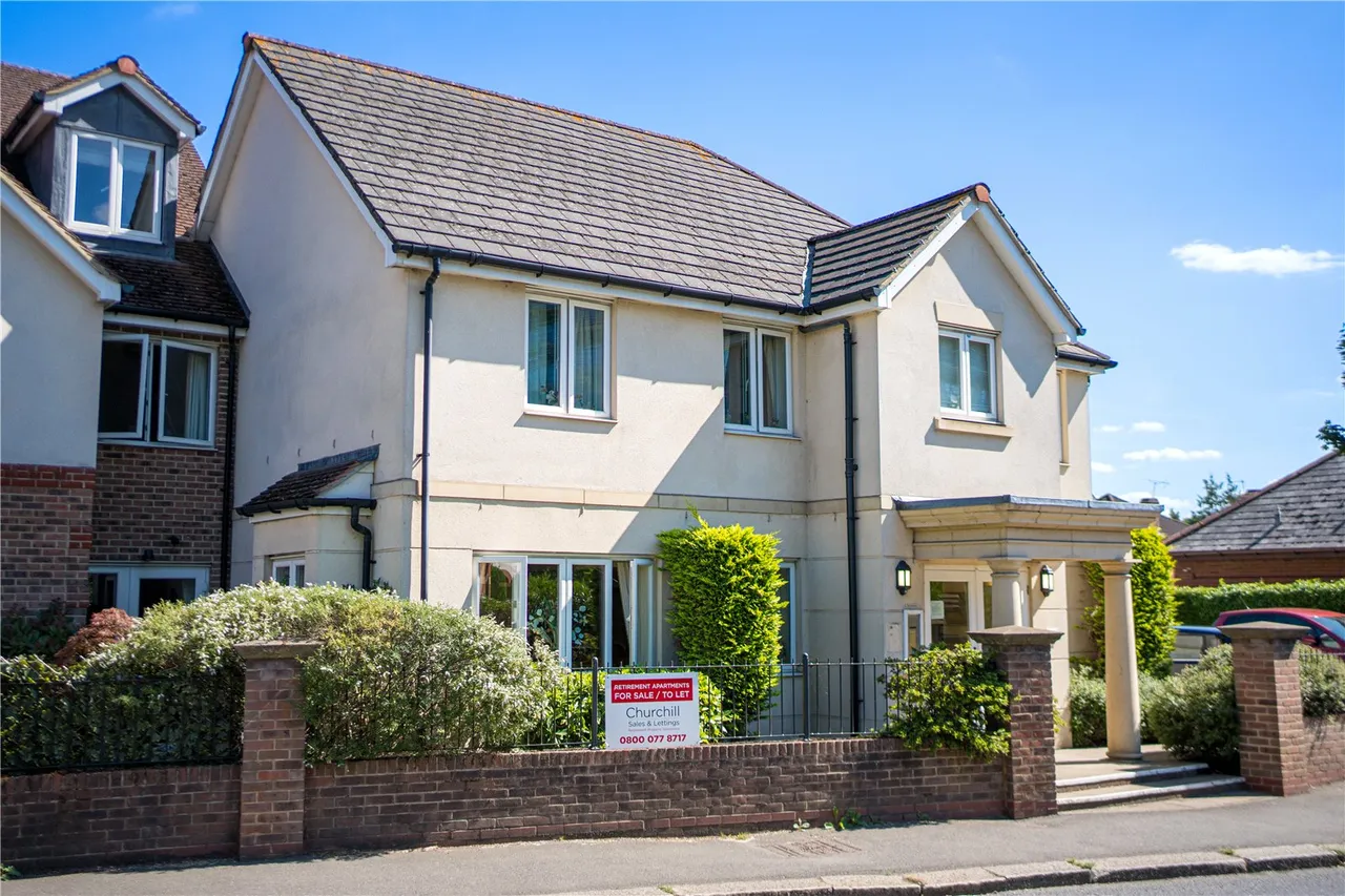 1 bed flat for sale, Station Road, Addlestone, KT15