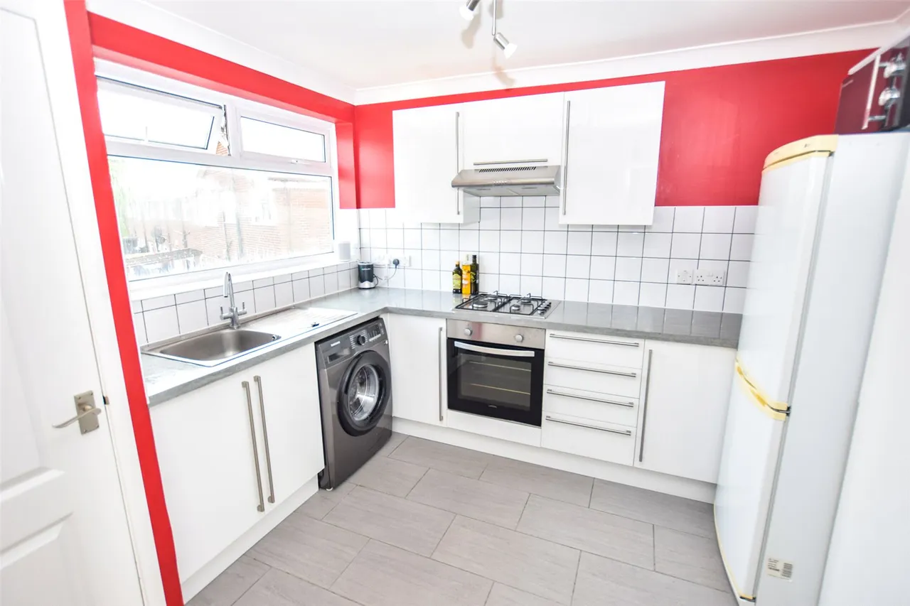 Cheyne Way, Farnborough, Hampshire, GU14 8SE, photo 3