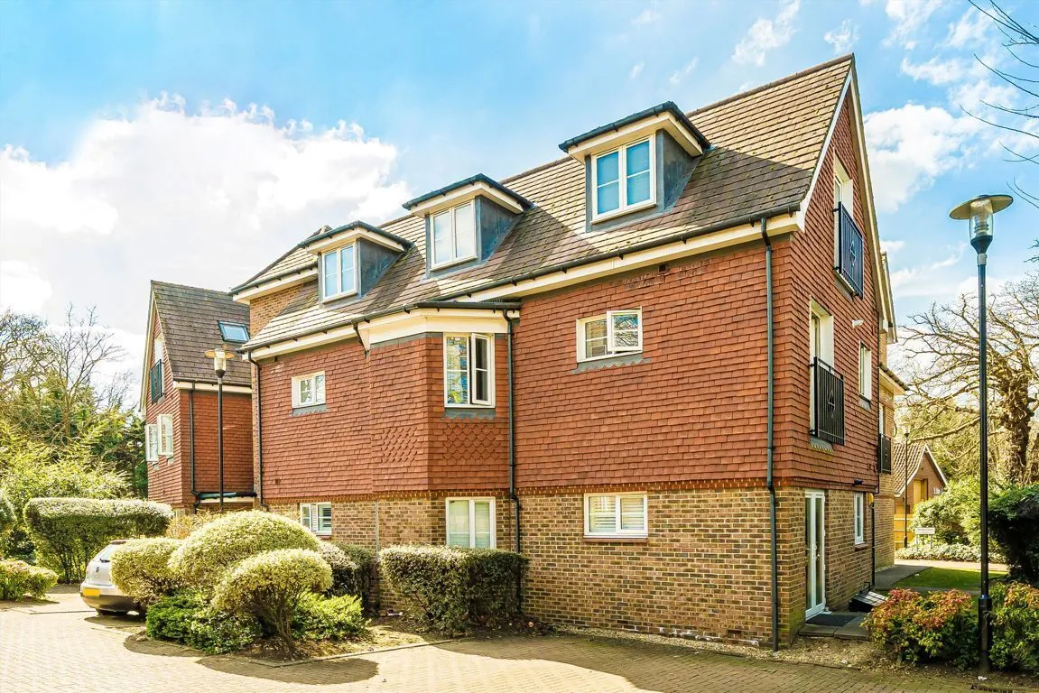 2 bed property to rent, Wey Road, Weybridge, KT13