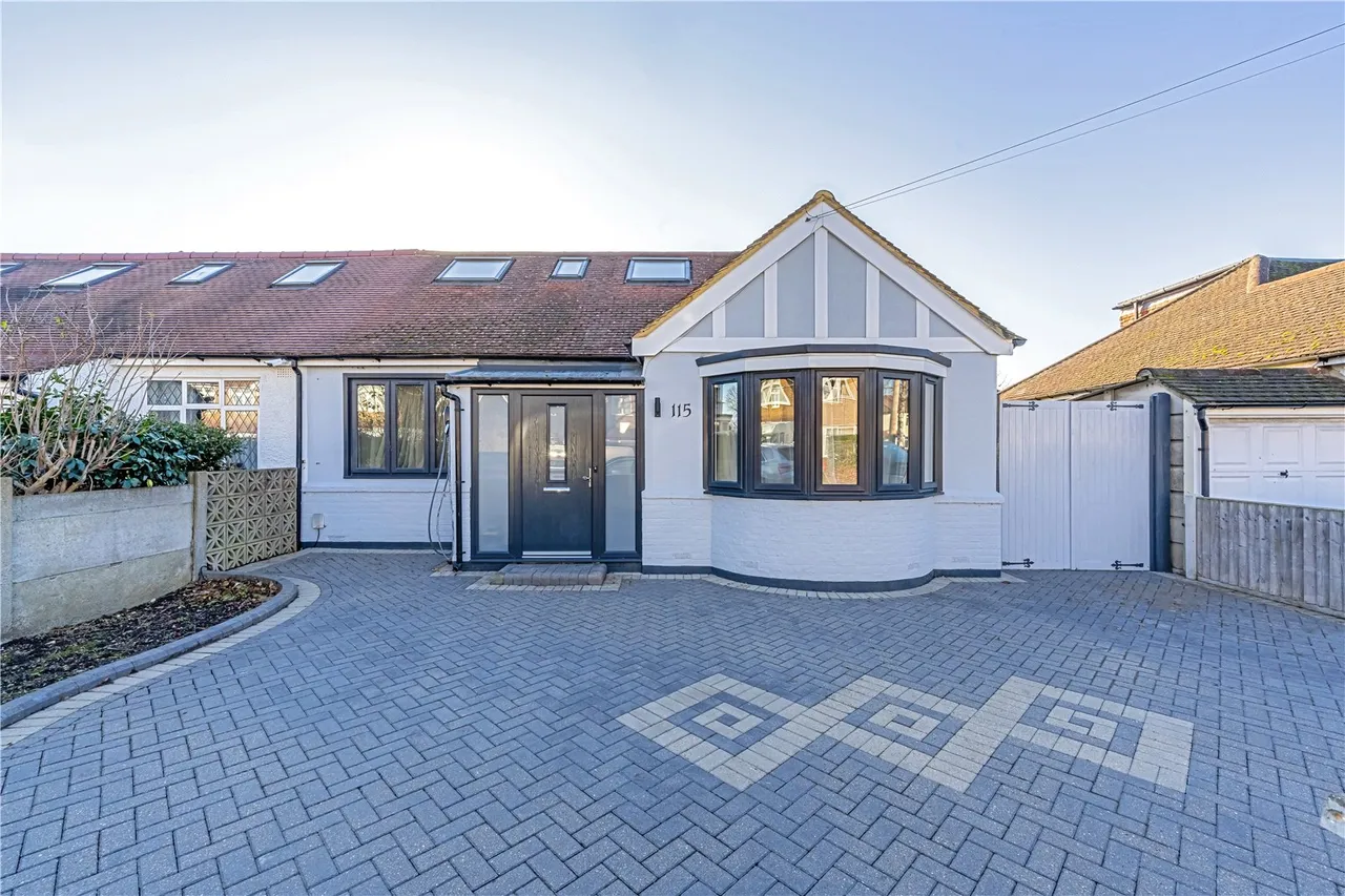 4 bed house for sale — Waverley Avenue, Whitton, TW2 6DH