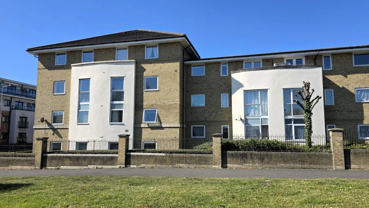 2 bed flat for sale, Hogg Lane, Grays, RM17