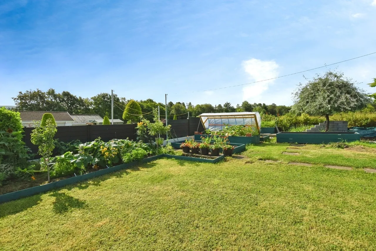Hendre Road, Tycroes, SA18, photo 11