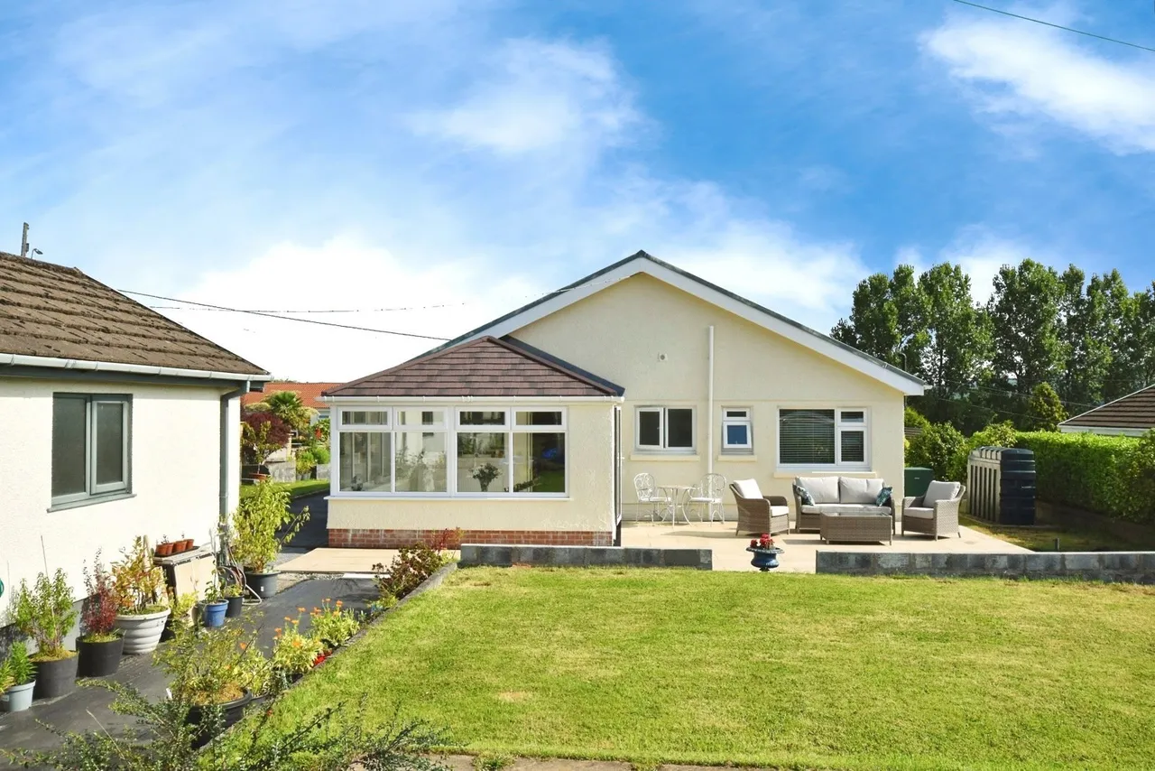 3 bed house for sale, Hendre Road, Tycroes, SA18