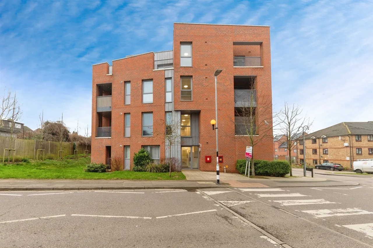1 bed flat for sale — The Ridgeway, Hertford