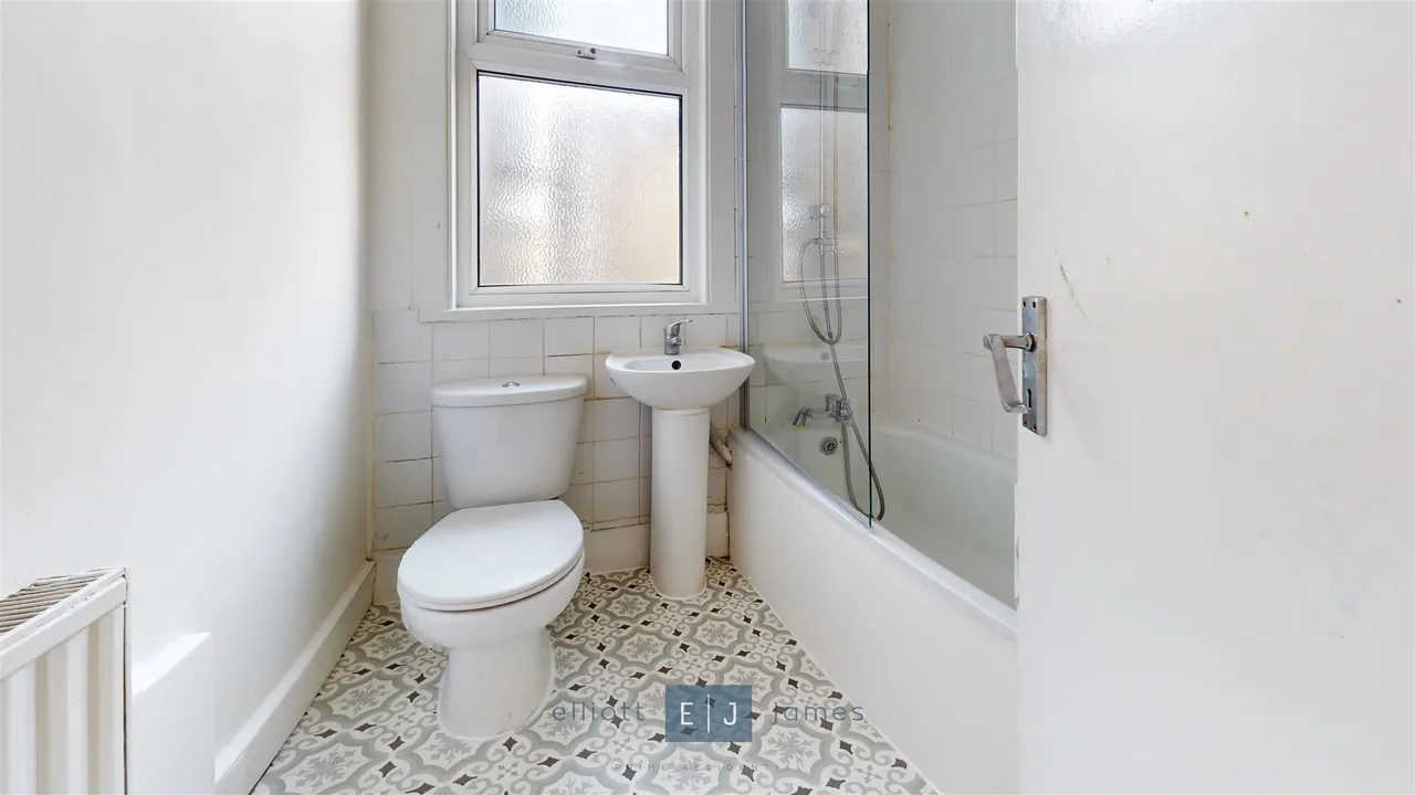 Lea Bridge Road, London, E10, photo 7