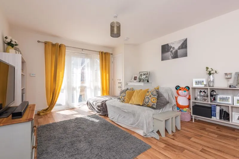 Alderson Grove Hersham, Walton-On-Thames KT12 5EG, photo 2