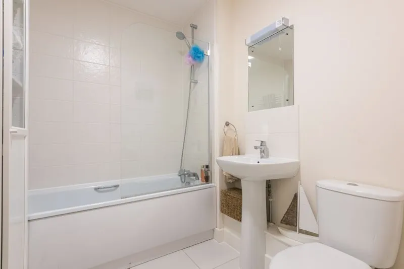 Alderson Grove Hersham, Walton-On-Thames KT12 5EG, photo 7