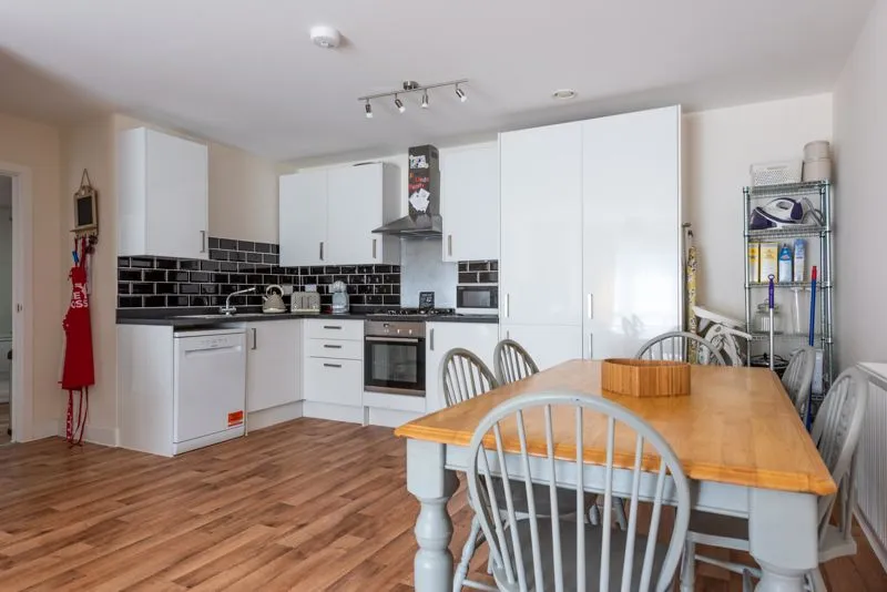 Alderson Grove Hersham, Walton-On-Thames KT12 5EG, photo 4