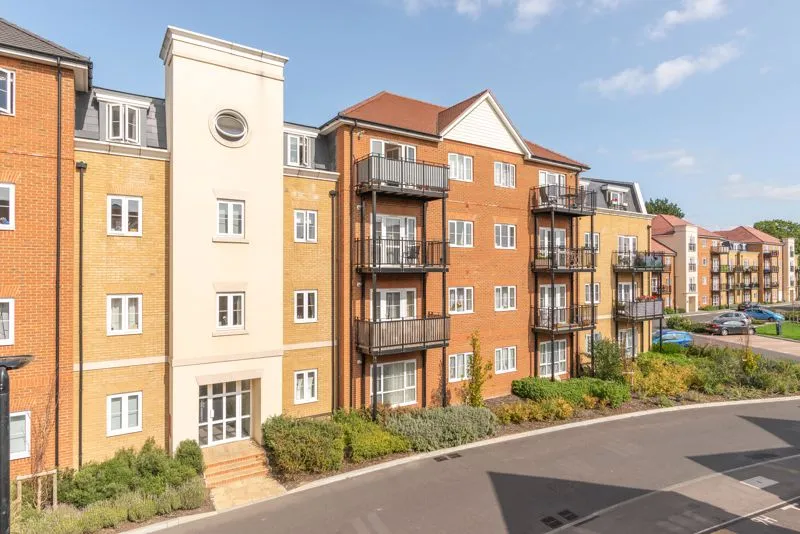 2 bed flat for sale — Alderson Grove Hersham, Walton-On-Thames KT12 5EG