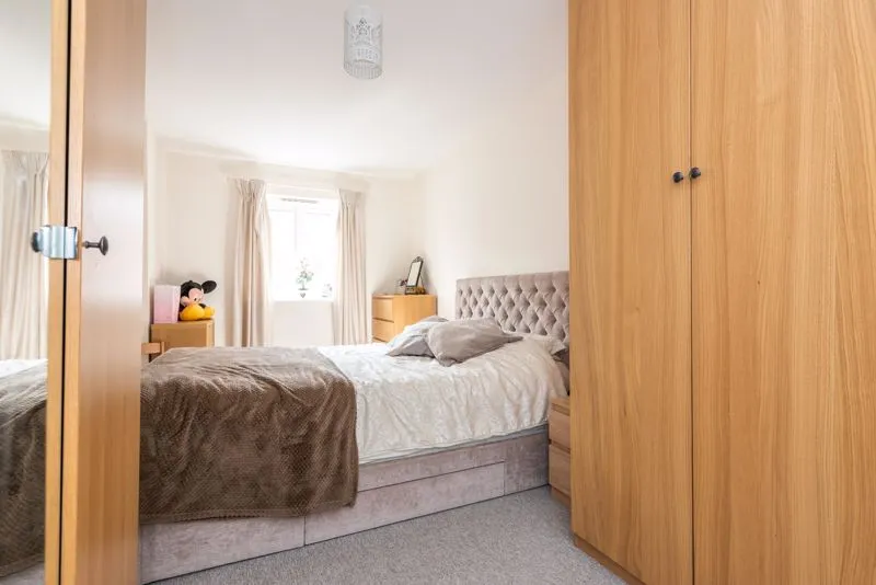 Alderson Grove Hersham, Walton-On-Thames KT12 5EG, photo 6