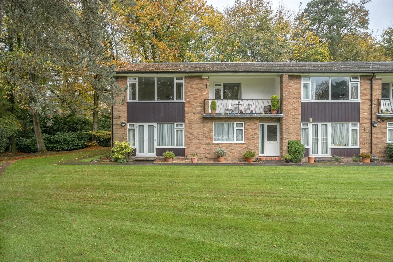 2 bed flat for sale, Beacon Hill Court, Hindhead, GU26