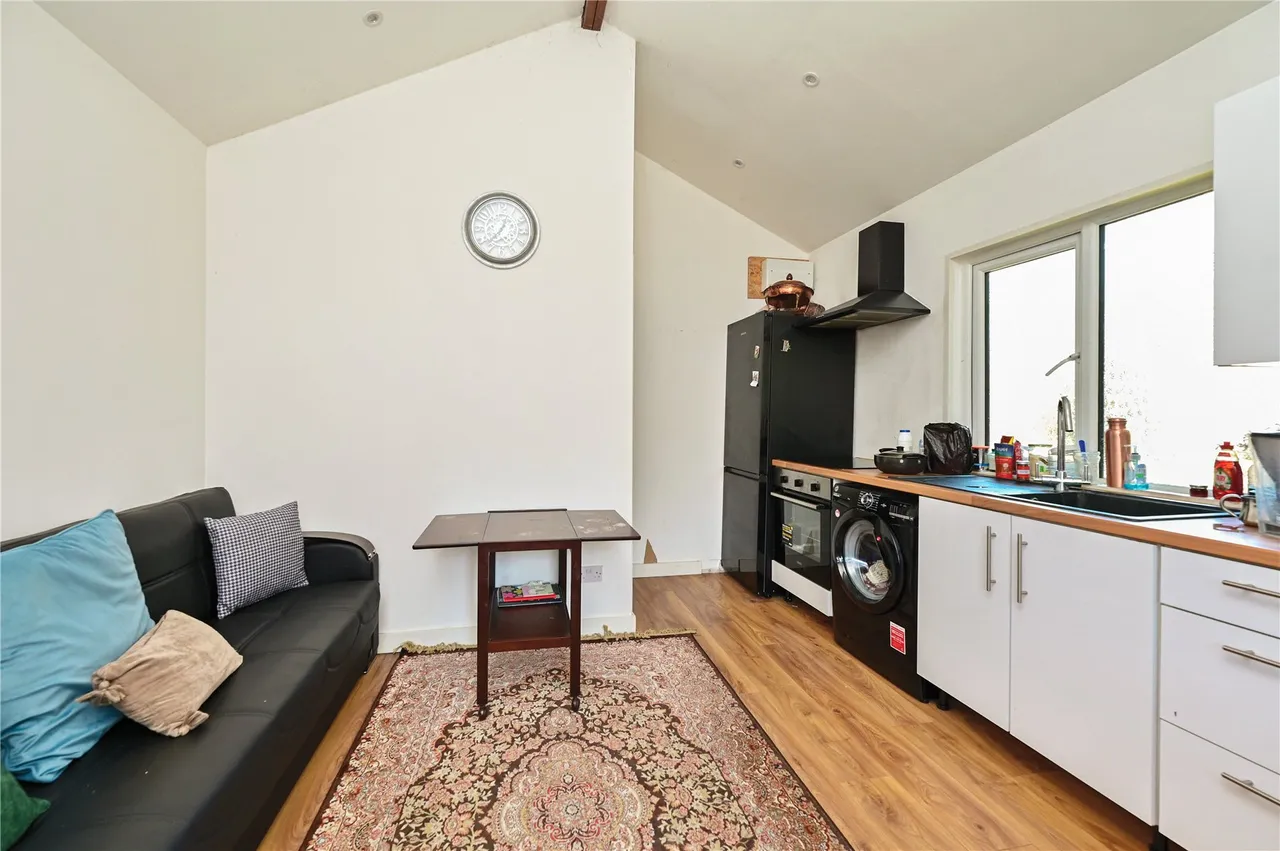 Chertsey Lane, Staines, TW18, photo 17