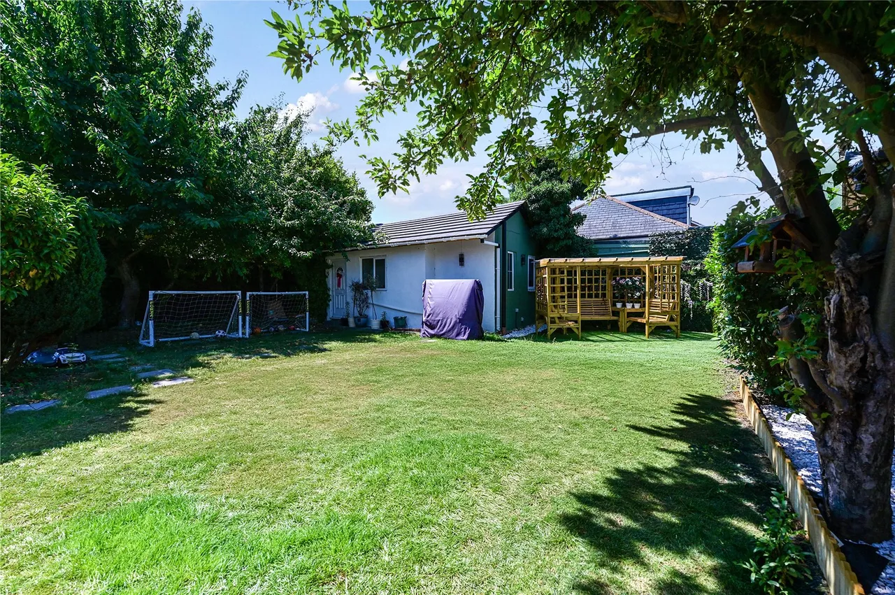 Chertsey Lane, Staines, TW18, photo 3