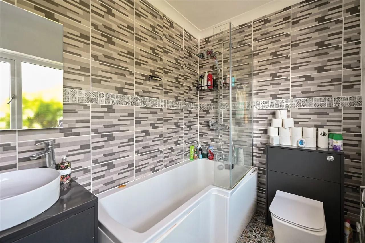 Chertsey Lane, Staines, TW18, photo 6