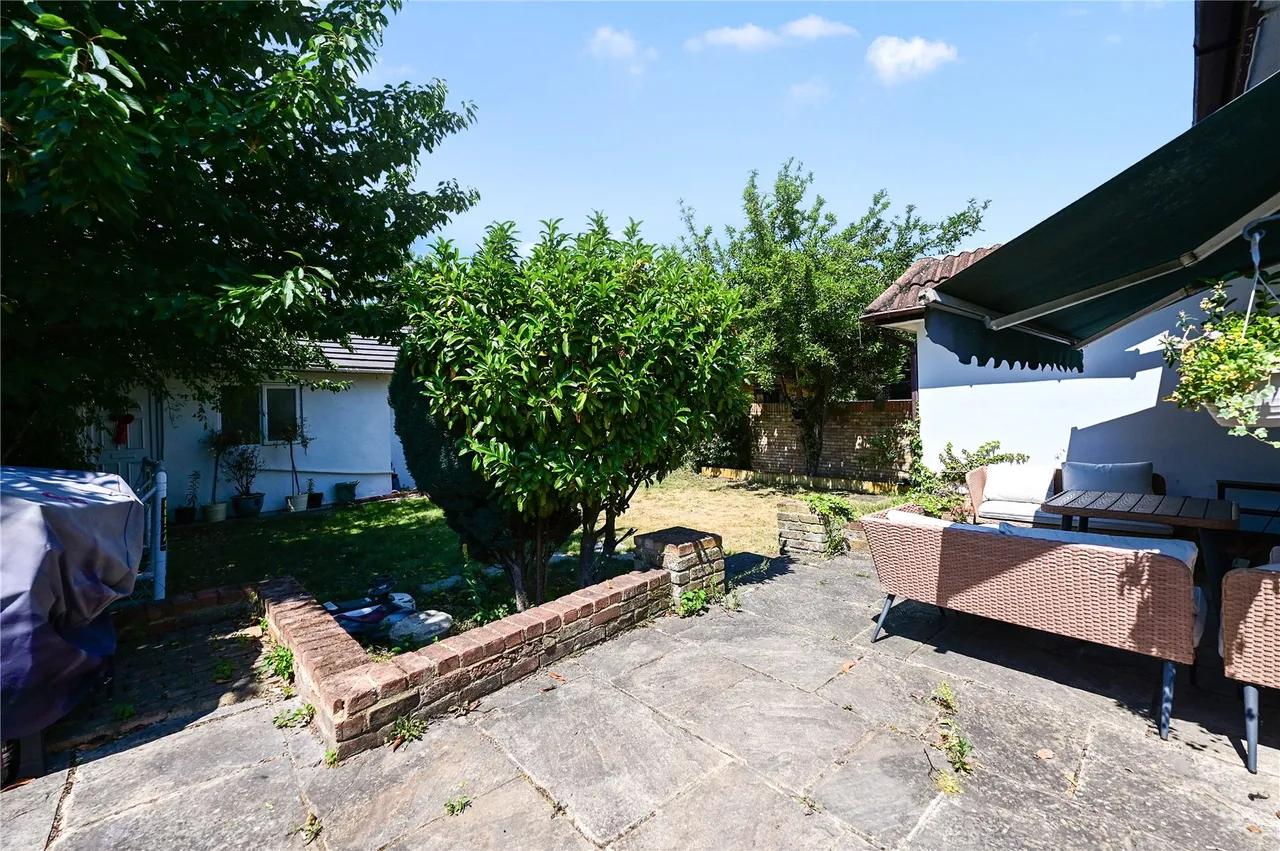 Chertsey Lane, Staines, TW18, photo 11