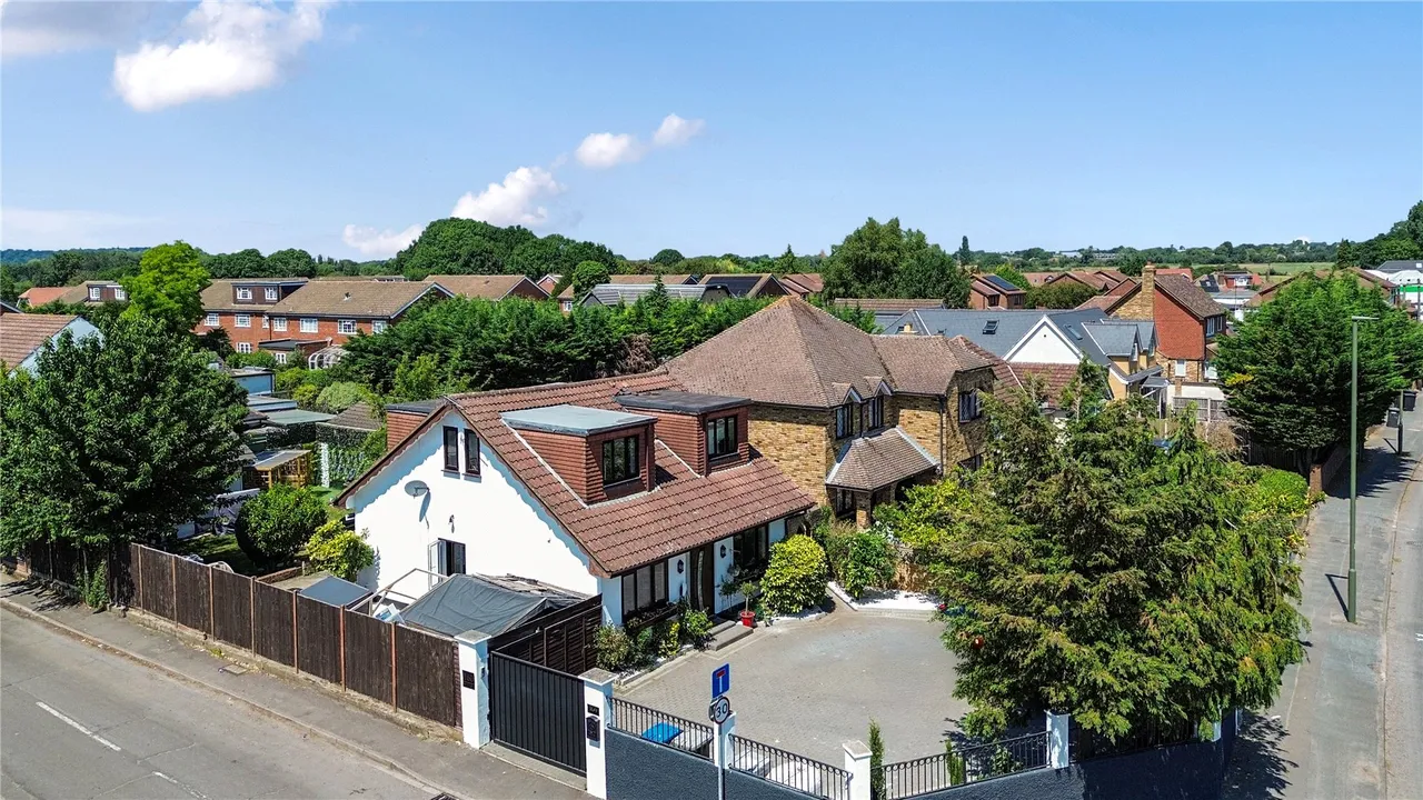 Chertsey Lane, Staines, TW18, photo 14
