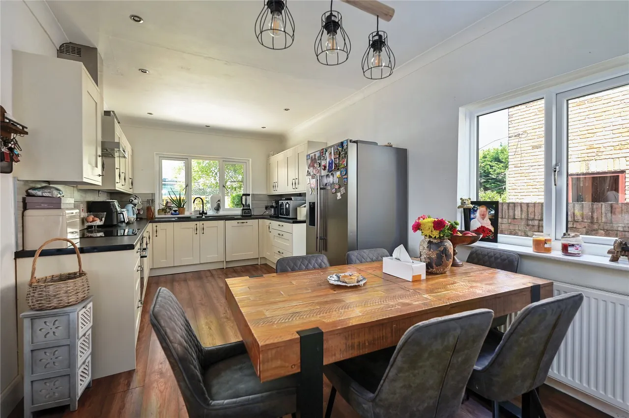 Chertsey Lane, Staines, TW18, photo 4