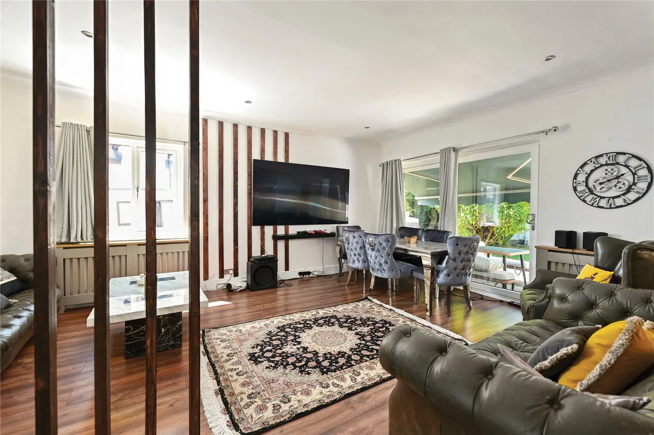 Chertsey Lane, Staines, TW18, photo 5