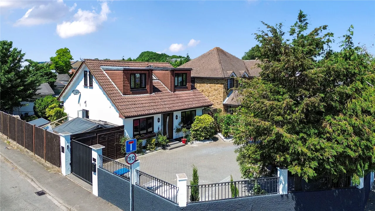 5 bed house for sale, Chertsey Lane, Staines, TW18