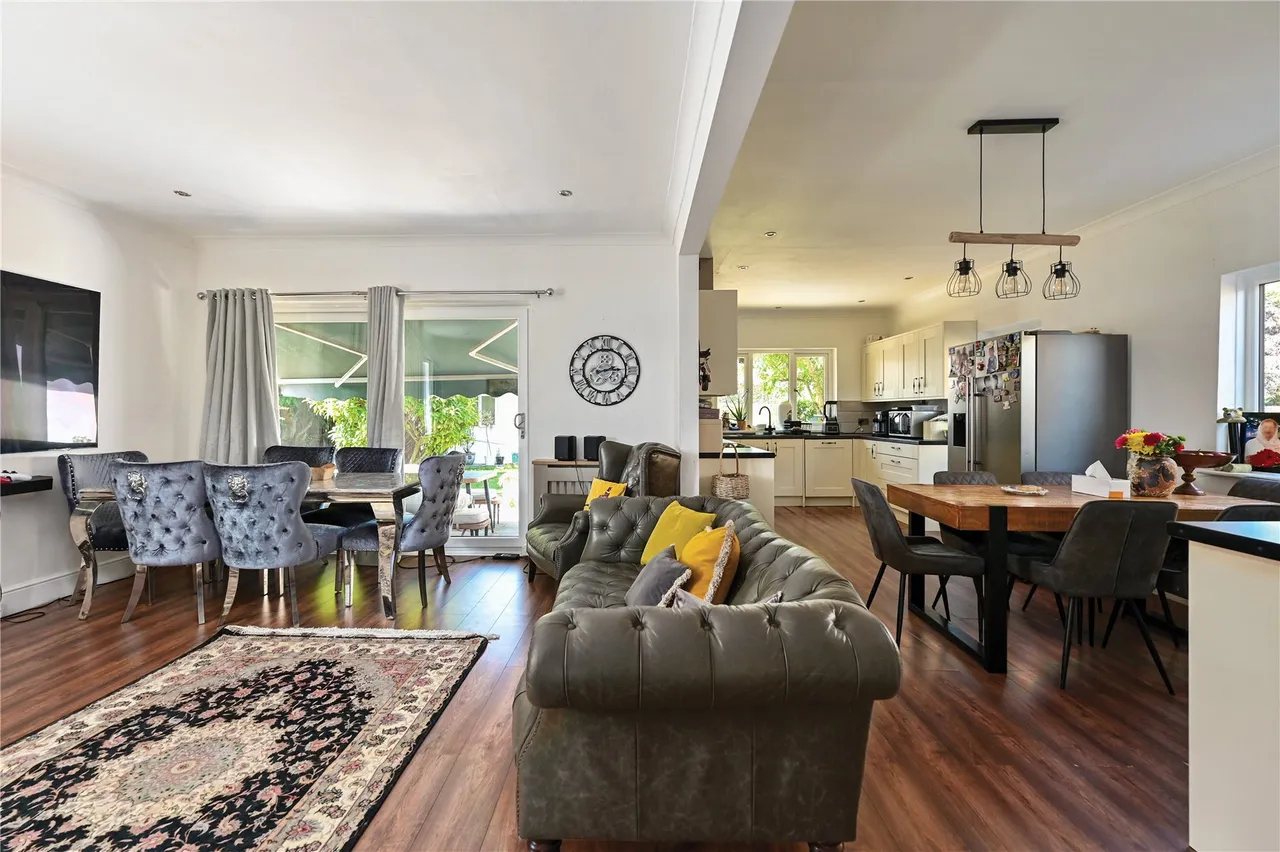 Chertsey Lane, Staines, TW18, photo 2