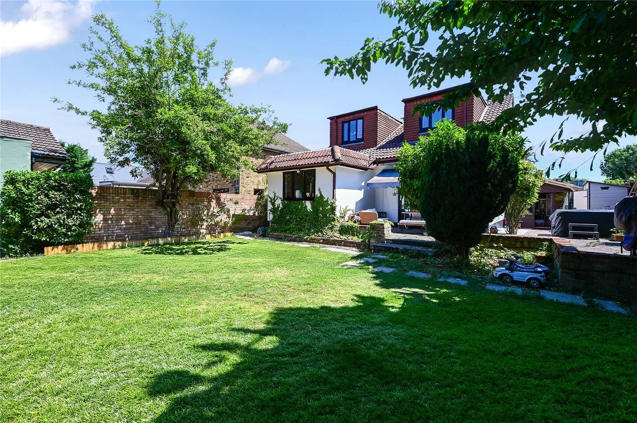 Chertsey Lane, Staines, TW18, photo 12