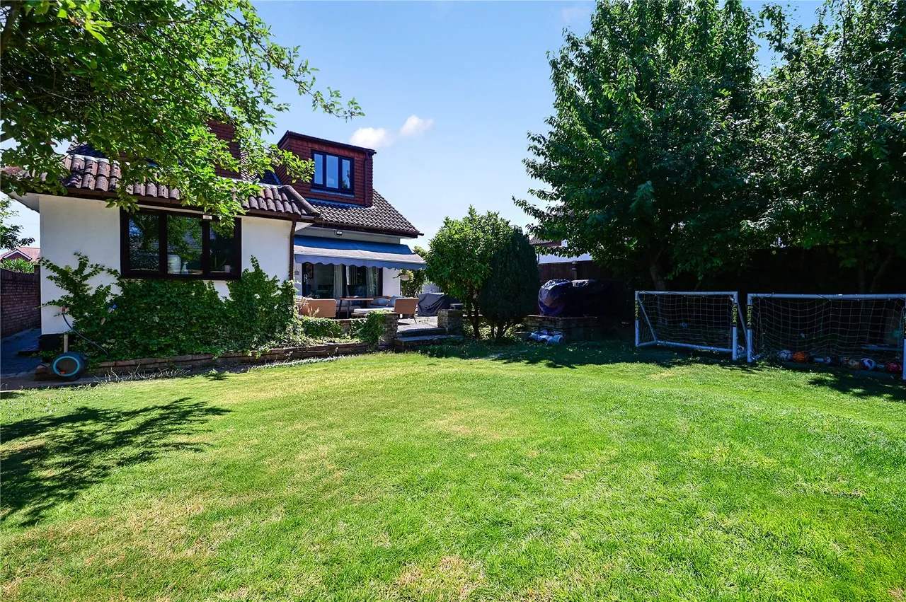 Chertsey Lane, Staines, TW18, photo 15