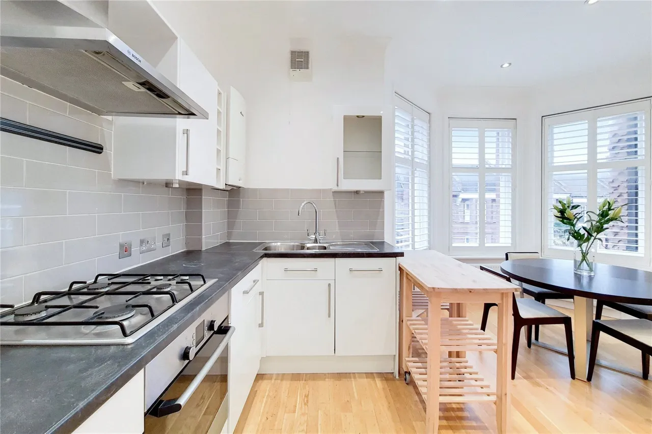 3 bed flat to rent, Barcombe Avenue, London, SW2