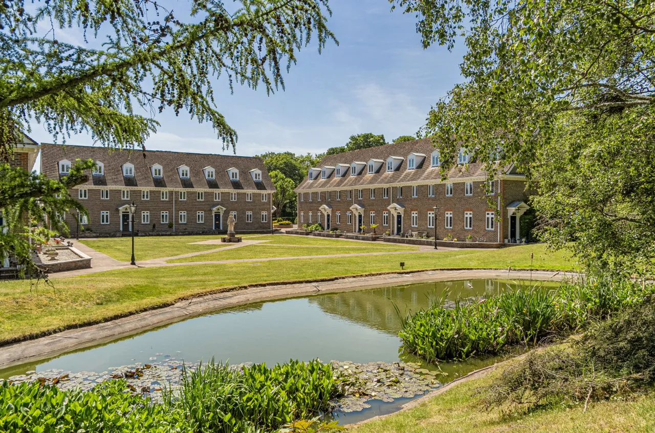 4 bed property for sale, March Square, Chichester, PO19