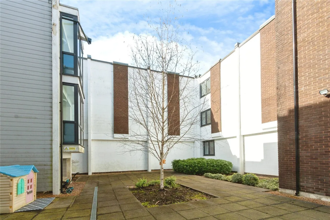 Bessemer Road, RG21, photo 2