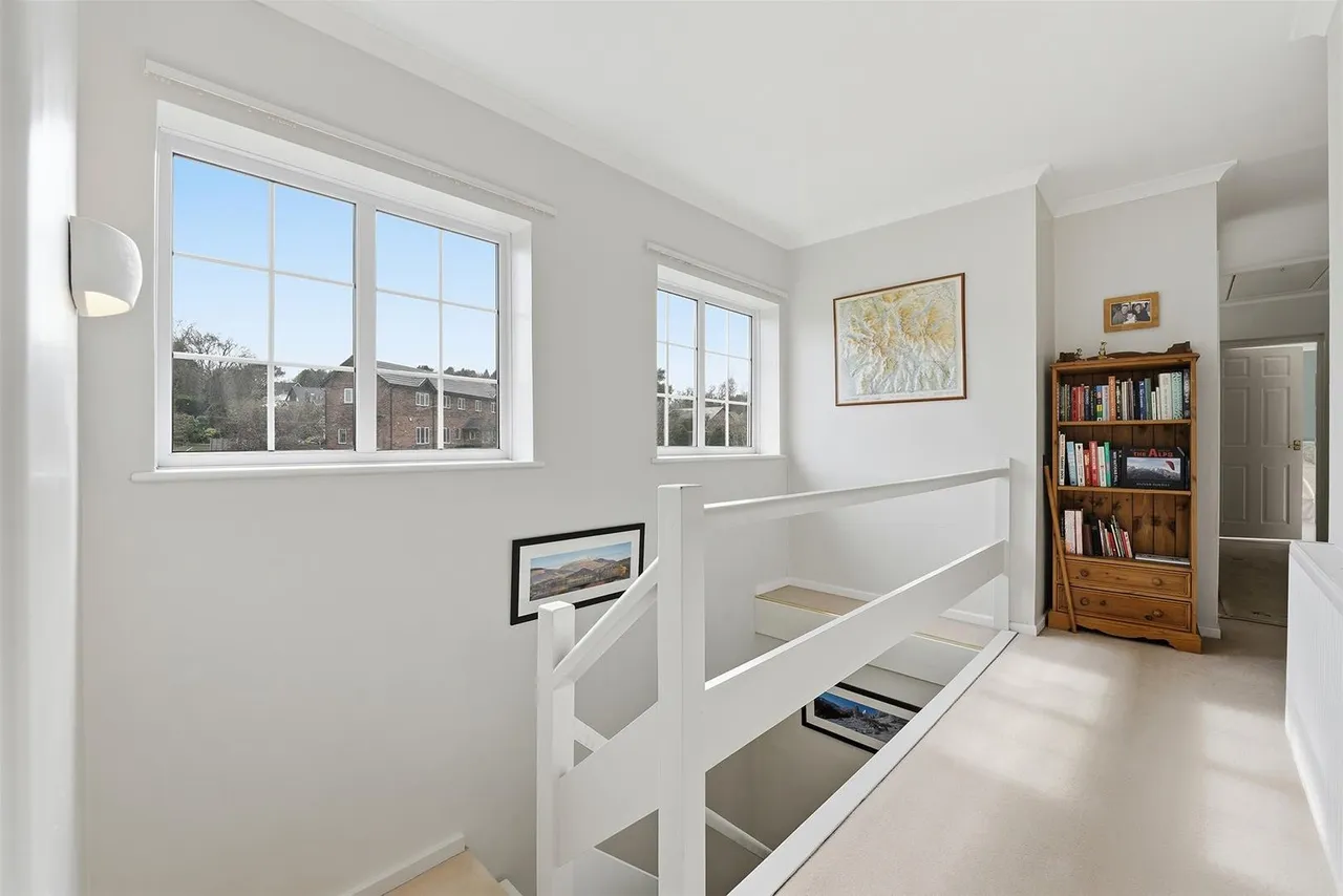 Meadow Drive, Prestbury, photo 14