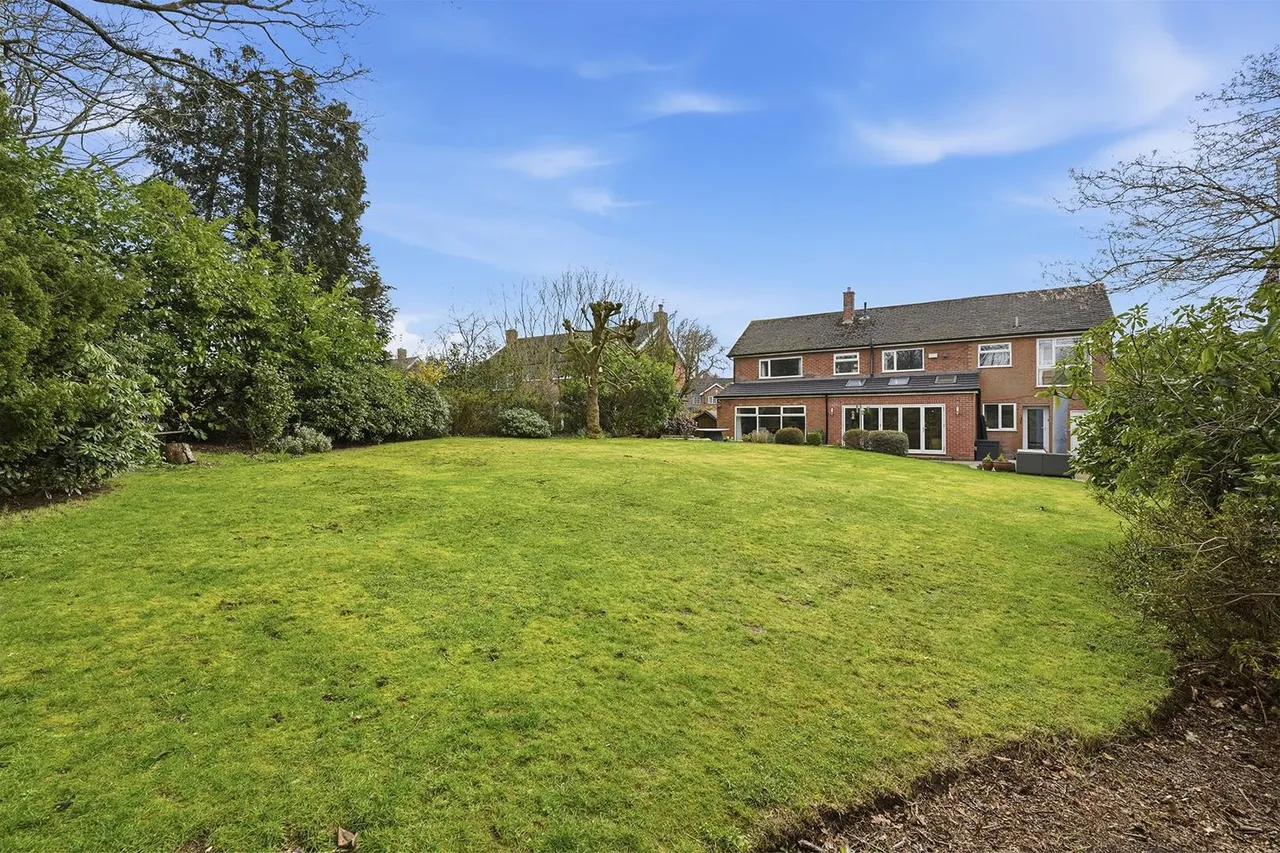 Meadow Drive, Prestbury, photo 28
