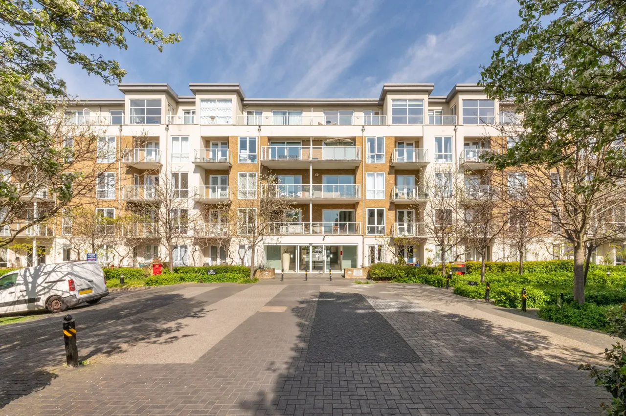 2 bed flat for sale — 21 Aura House, Kew Riverside, 39 Melliss Avenue, Richmond