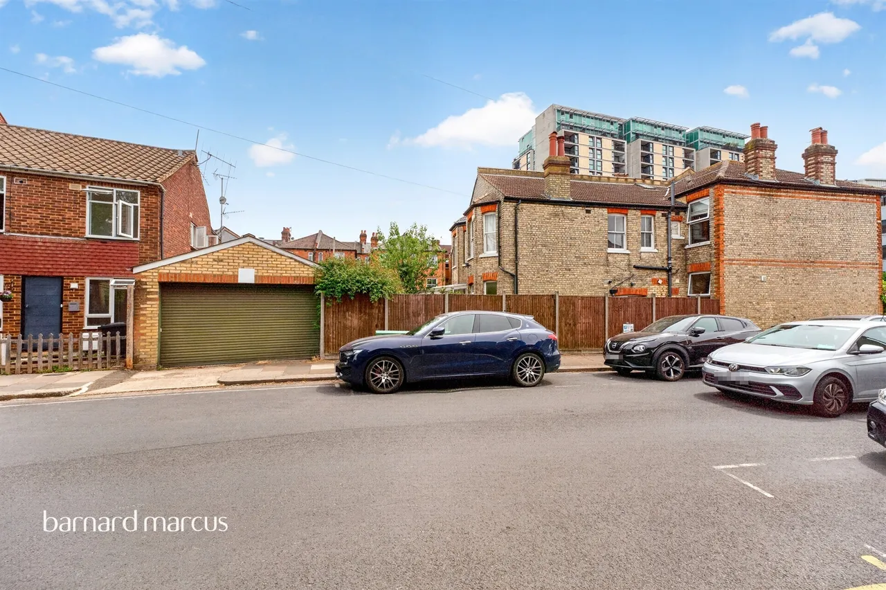 Nether Street, London, N12, photo 9