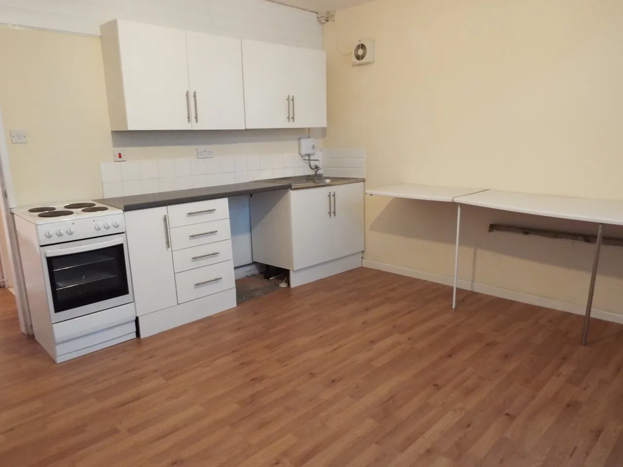 Layton Avenue, NG18, photo 2