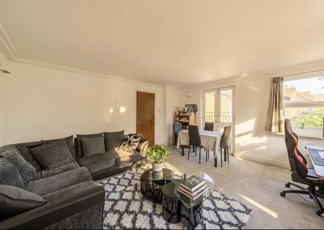 Finchley Road, London, NW3, photo 2