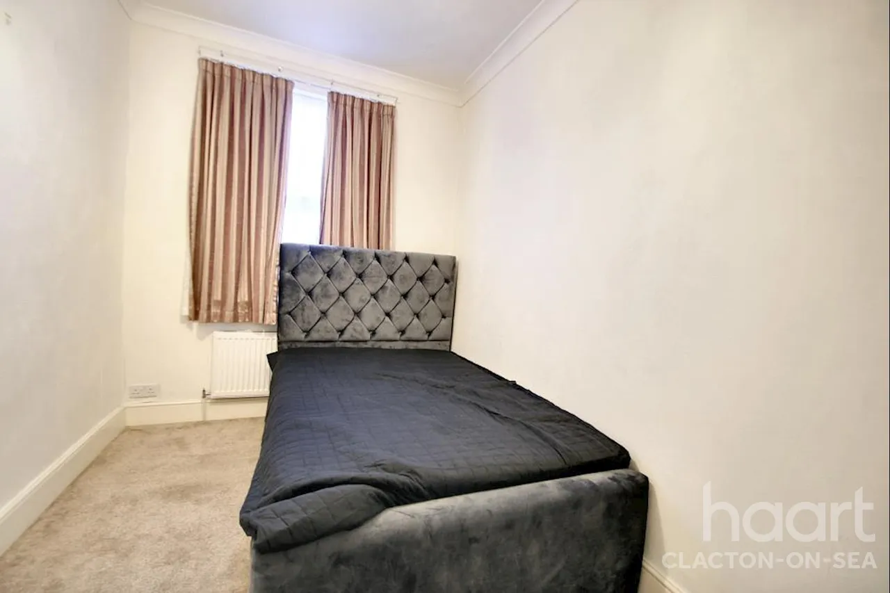 Oxford Crescent, CO15, photo 6